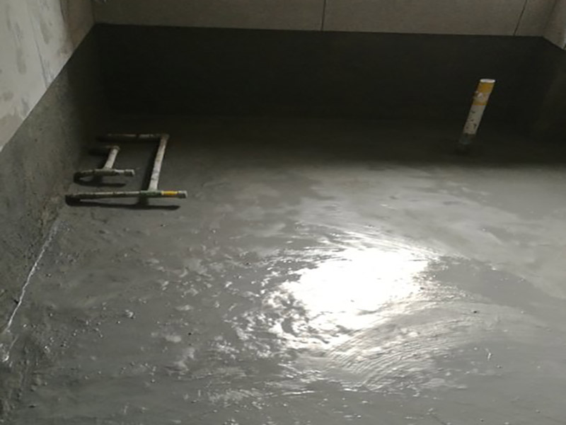 衛(wèi)生間改造地面找平：將基層表面的積灰、浮漿、油污及雜物清掃掉并沖洗干凈，明顯凹陷處應用水泥砂漿或細石砼墊平，表面光滑處應鑿毛并清刷干凈。抹砂漿前1天澆水濕潤，表面積水應予排除。鋪抹砂漿后，隨即用鋁合金杠按灰餅高度，將砂漿找平，用木抹子搓揉壓實，將砂眼、腳印等消除后，用靠尺檢查平整度，抹時應用力均勻，并后退著操作。待砂漿收水后，隨即用鐵抹子進行頭遍抹平壓實至起漿為止。在砂漿初凝后進行第二遍壓光，用鋼抹子邊抹邊壓，把凹坑、砂眼填實壓平，使表面平整。要求不漏壓，平面出光。在砂漿終凝前進行，即人踩上去稍微有腳印，用抹子壓光無抹痕時，用鐵抹子把前遍留下的抹紋全部壓平、壓實、壓光，達到交活的程度為止。