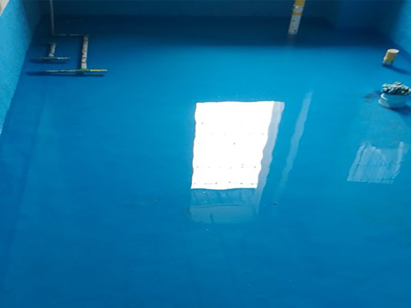 衛(wèi)生間改造防水涂刷:刷第一遍防水涂料。施工前確保工地干凈、干燥，防水涂料要涂滿(mǎn)，無(wú)遺漏，與基層結(jié)合牢固，無(wú)裂紋，無(wú)氣泡，無(wú)脫落現(xiàn)象。涂刷高度一致，厚度要達(dá)到產(chǎn)品規(guī)定要求。刷第二遍防水涂料。注意、第二遍防水涂料間需要有一定時(shí)間間隔，待遍涂料干透后才能進(jìn)行第二遍，具體時(shí)間視涂料而定。間隔時(shí)間太短，防水的效果會(huì)大打折扣。 鋪保護(hù)層。為防止之后的施工破壞防水層，需在防水涂料表面鋪上保護(hù)層。保護(hù)層要完全覆蓋防水層，無(wú)遺漏，與基層結(jié)合牢固，無(wú)裂紋，無(wú)氣泡，無(wú)脫落現(xiàn)象。 閉水試驗(yàn)。閉水試驗(yàn)時(shí)，地面點(diǎn)的水線不能低于2厘米，保存至少24小時(shí)，觀察無(wú)滲漏現(xiàn)象后方算合格。如有滲漏，需重做，切莫不能疏忽大意。