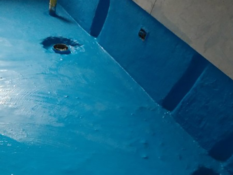 衛(wèi)生間改造防水涂刷:刷第一遍防水涂料。施工前確保工地干凈、干燥，防水涂料要涂滿(mǎn)，無(wú)遺漏，與基層結(jié)合牢固，無(wú)裂紋，無(wú)氣泡，無(wú)脫落現(xiàn)象。涂刷高度一致，厚度要達(dá)到產(chǎn)品規(guī)定要求。刷第二遍防水涂料。注意、第二遍防水涂料間需要有一定時(shí)間間隔，待遍涂料干透后才能進(jìn)行第二遍，具體時(shí)間視涂料而定。間隔時(shí)間太短，防水的效果會(huì)大打折扣。 鋪保護(hù)層。為防止之后的施工破壞防水層，需在防水涂料表面鋪上保護(hù)層。保護(hù)層要完全覆蓋防水層，無(wú)遺漏，與基層結(jié)合牢固，無(wú)裂紋，無(wú)氣泡，無(wú)脫落現(xiàn)象。 閉水試驗(yàn)。閉水試驗(yàn)時(shí)，地面點(diǎn)的水線不能低于2厘米，保存至少24小時(shí)，觀察無(wú)滲漏現(xiàn)象后方算合格。如有滲漏，需重做，切莫不能疏忽大意。