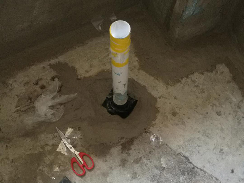 衛(wèi)生間改造管道維修:衛(wèi)生間的排水管道盡量不要做大的改動，換掉出現(xiàn)問題的管道，水壓不夠的老房子，可以加增壓泵，泵的大小根據(jù)水壓的大小而定。 浴室翻新要增加一定的插座開關(guān)、水管，或?qū)系牟遄_關(guān)做一些移位，以符合新格局下人們的使用習(xí)慣。為了確保隱蔽工程的質(zhì)量和售后服務(wù)，通常要在新舊線路銜接的位置用空白面板或是新增插座的方式做標(biāo)記，萬一出現(xiàn)問題維修時容易找到問題點(diǎn)。在選擇電線、水管時，最好統(tǒng)一使用品質(zhì)比較好的電線、水管等，以打好隱蔽工程這個底子。