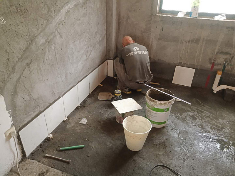 衛(wèi)生間貼磚:一是墻磚應(yīng)從下向上鋪貼,且一面墻不能一次貼到頂,接縫一般為1~3毫米; 二是鋪貼前要先處理墻面的平整,處理裂縫; 三是粘結(jié)材料的涂抹要中間稍高于四周,用橡膠錘敲擊表面以固定,這樣一來可以避免空氣積存于粘結(jié)層中。 瓷磚上墻將經(jīng)過預(yù)先清潔的瓷磚平整地鋪貼在粘結(jié)劑漿料基層上，使用橡膠錘將瓷磚拍實鋪平。施工過程中，可小幅度轉(zhuǎn)動瓷磚，使?jié){料與瓷磚背面充分接觸。專家建議在鋪貼時，隨機取下已鋪貼于基層上的瓷磚作檢查。確保漿料與瓷磚背面的充分接觸。