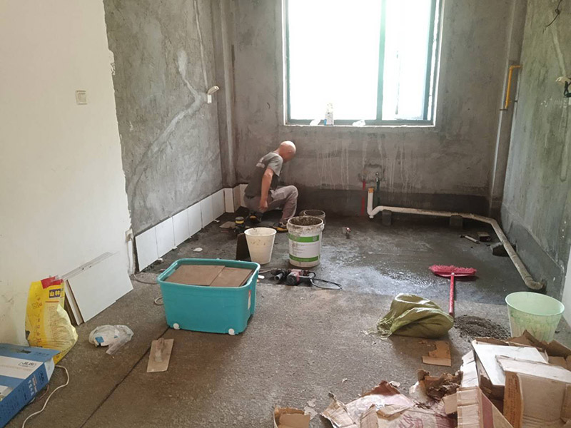 衛(wèi)生間貼磚:一是墻磚應(yīng)從下向上鋪貼,且一面墻不能一次貼到頂,接縫一般為1~3毫米; 二是鋪貼前要先處理墻面的平整,處理裂縫; 三是粘結(jié)材料的涂抹要中間稍高于四周,用橡膠錘敲擊表面以固定,這樣一來可以避免空氣積存于粘結(jié)層中。 瓷磚上墻將經(jīng)過預(yù)先清潔的瓷磚平整地鋪貼在粘結(jié)劑漿料基層上，使用橡膠錘將瓷磚拍實鋪平。施工過程中，可小幅度轉(zhuǎn)動瓷磚，使?jié){料與瓷磚背面充分接觸。專家建議在鋪貼時，隨機取下已鋪貼于基層上的瓷磚作檢查。確保漿料與瓷磚背面的充分接觸。