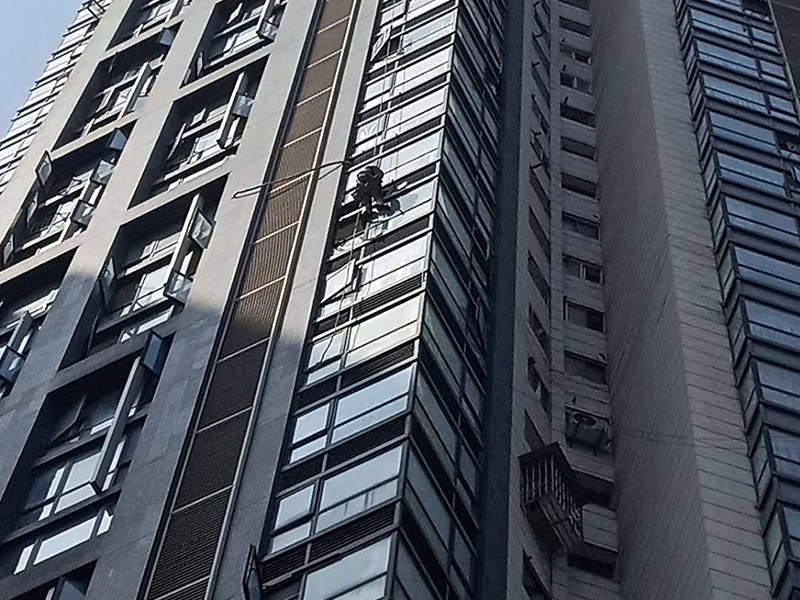 高空外墻施工措施:1.凡從事高處作業(yè)人員,必須定期進(jìn)行體格檢查,凡不適宜高處作業(yè)的人員,不得從事此項(xiàng)工作; 2.雙層作業(yè)或靠近交通要道作業(yè)時(shí)要設(shè)置隔離措施; 3.進(jìn)行高處作業(yè)時(shí),要根據(jù)具體情況使用符合要求的腳手架、腳手板、吊架、梯子、跳板、安全帶等... 4.高處作業(yè)人員必須戴安全帶,穿防滑鞋; 5.腳手架要牢固穩(wěn)定,并經(jīng)常清除雜物。冬季要隨時(shí)清掃冰雪。在過(guò)道上要有防護(hù)措施;