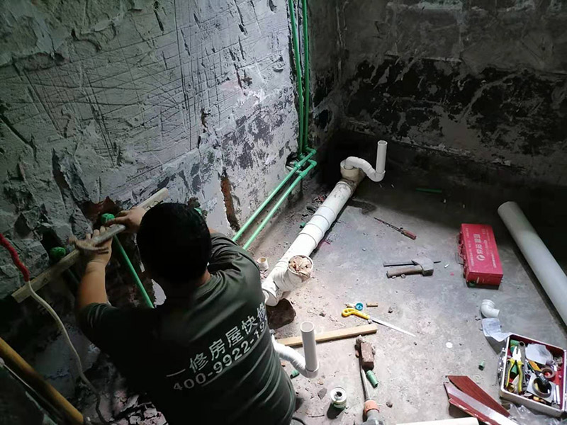 衛(wèi)生間下水管安裝：下排水: 下排水是排水口在地面上，下水管豎著穿過樓板，管道直接通向樓下，裝下排水我習(xí)慣把返水彎裝在最底下，這樣要是還有別的下水，可共用一個(gè)返水彎。 做下水一般用50的返水彎，要是還有別的下水，就加三通，要用上面途中那種斜三通，這樣水流得通暢。大多時(shí)廚房下水都比較復(fù)雜，有時(shí)自己都繞進(jìn)去了，水路之所以難做主要是因?yàn)榈胤教?，櫥柜里還裝著別的電器，如垃圾處理器、小廚寶、凈水器等，有的還要連接洗衣機(jī)等。