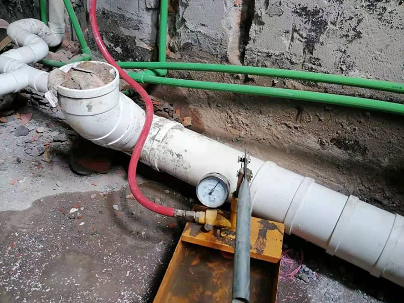 衛(wèi)生間下水管安裝：下排水: 下排水是排水口在地面上，下水管豎著穿過樓板，管道直接通向樓下，裝下排水我習(xí)慣把返水彎裝在最底下，這樣要是還有別的下水，可共用一個(gè)返水彎。 做下水一般用50的返水彎，要是還有別的下水，就加三通，要用上面途中那種斜三通，這樣水流得通暢。大多時(shí)廚房下水都比較復(fù)雜，有時(shí)自己都繞進(jìn)去了，水路之所以難做主要是因?yàn)榈胤教?，櫥柜里還裝著別的電器，如垃圾處理器、小廚寶、凈水器等，有的還要連接洗衣機(jī)等。