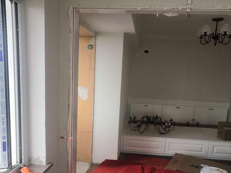 移門拆除維修:1、力氣小的可以將拉門平放到鋪好硬紙板的地上。如果力氣大可以不用放倒，直接把拉門垂直于地面扶著拆卸。觀察拉門門框一端的毛條，有的是直接粘在門框上，有的是粘在門框上，然后插入螺絲孔。 2、粘在門框的毛條只要把毛條拉開就行，這種情況的話就需要把毛條從孔里拉出來，然后再向上扯開一些。扯開毛條到第二個螺絲孔，最下端的螺絲孔就是拉門滑輪固定螺絲的螺絲孔，上面那個是固定鋁合金框的螺絲孔。 3、一手壓住拉門滑輪，使內(nèi)六方螺絲正對螺絲孔，另一只手從底部的螺絲孔插入內(nèi)六方螺絲孔，然后逆時針旋出內(nèi)六方螺絲釘。 4、把滑輪拉出，就拆下了拉門輪，其他上下滑輪都是一樣的拆卸方法。