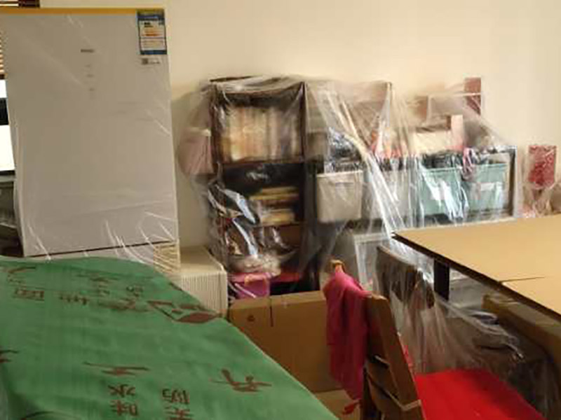 家具保護(hù)維修：在裝修前，施工人員都要提前做好油漆的準(zhǔn)備工作，一般包括油漆涂漆環(huán)境的清理、家具的保護(hù)措施等，比如在門、窗框最好粘貼一層分色紙，木柜、隔板的家具外面最好有一層報(bào)紙包裹著，這樣就可以避免油漆滴落在家具表面被弄臟的情況發(fā)生。