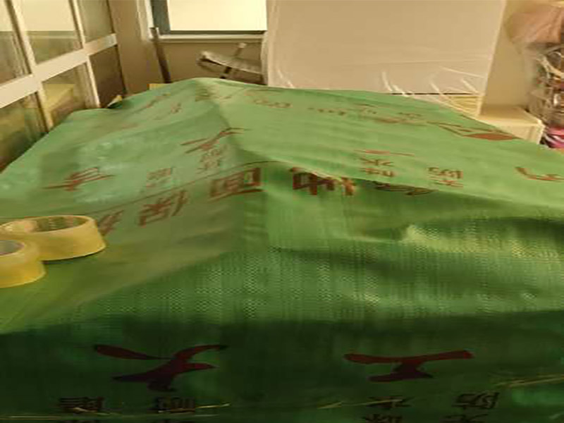 家具保護(hù)維修：在裝修前，施工人員都要提前做好油漆的準(zhǔn)備工作，一般包括油漆涂漆環(huán)境的清理、家具的保護(hù)措施等，比如在門、窗框最好粘貼一層分色紙，木柜、隔板的家具外面最好有一層報(bào)紙包裹著，這樣就可以避免油漆滴落在家具表面被弄臟的情況發(fā)生。