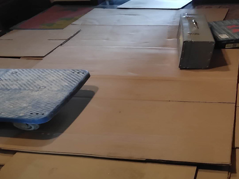 家具保護(hù)維修：在裝修前，施工人員都要提前做好油漆的準(zhǔn)備工作，一般包括油漆涂漆環(huán)境的清理、家具的保護(hù)措施等，比如在門、窗框最好粘貼一層分色紙，木柜、隔板的家具外面最好有一層報(bào)紙包裹著，這樣就可以避免油漆滴落在家具表面被弄臟的情況發(fā)生。