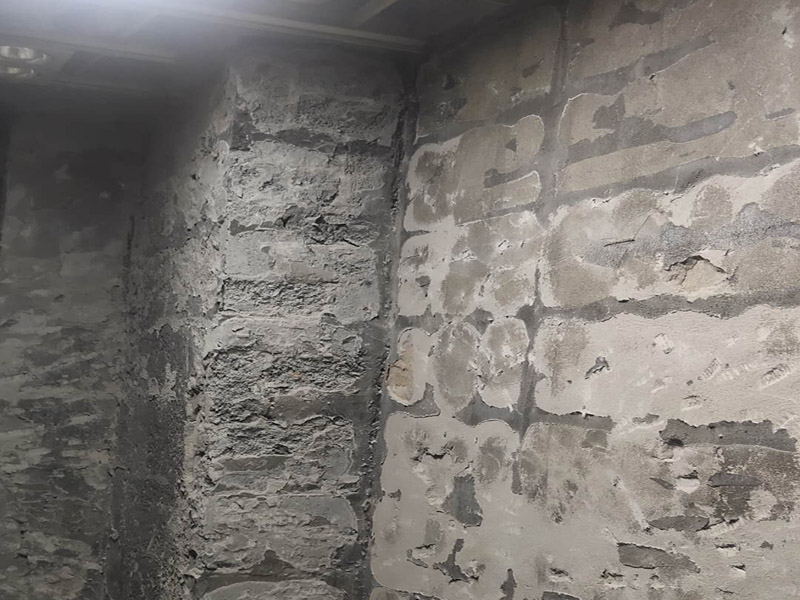 廁所防水貼磚：衛(wèi)生間的防水工作流程，都是在地面用水泥砂漿找平一次，等它干透后再做防水。一般的防水施工要做2到3遍，而且防水的順序也是有講究的，比如，要先做完墻面防水再貼墻磚，其次才可以做地面防水，再貼地磚。因為地面經(jīng)常會踩來踩去，地面防水如果先做了會很容易踩壞。 一般情況下，在2到3遍的防水層全部做好后，會有5到7天的固化期，所以自然的，貼瓷磚肯定是要等到這之后才能做，所以做完防水就立馬貼瓷磚，就大錯特錯了。但事無絕對，固化期到了，我們也需要重新測試防水做的好不好，漏不漏水，這就需要再加水測試24小時后看看家里地面水位是否下降，或者看看樓下鄰居的衛(wèi)生間有沒有漏水的痕跡。