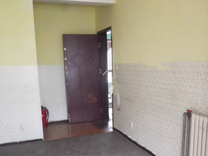 全屋墻面刷白維修：基層處理，若混凝土表面很光滑，應(yīng)對(duì)其表面進(jìn)行&ldquo;毛化&deg;處理，其方法有兩種：一種是將其光滑的表面用尖鉆剔毛，剔去光面，使其表面粗糙不平，用水濕潤(rùn)基層。 修補(bǔ)膩?zhàn)?，用水石膏將墻面等基層上磕碰的坑凹、縫隙等處分遍找平，干燥后用1號(hào)砂紙將凸出處磨平，并將浮塵等掃凈，一般刮三遍，干后用砂紙打磨平整。該步驟在上乳膠漆前進(jìn)行。通過(guò)填補(bǔ)或者整體處理的方式，清除基層表面高低不平的部分，保持墻面的平整光滑。 第一遍用膠皮刮板橫向滿刮，一刮板緊接著一刮板，接頭不得留槎，每刮一刮板最后收頭時(shí)，要注意收的要干凈利落。干燥后用1號(hào)砂紙磨，將浮膩?zhàn)蛹鞍咣E磨平磨光，再將墻面清掃干凈。 第二遍用膠皮刮板豎向滿刮，所用材料和方法同第一遍膩?zhàn)?，干燥后?號(hào)砂紙磨平并清掃干凈。 第三遍用膠皮刮板找補(bǔ)膩?zhàn)?，用鋼片刮板滿刮膩?zhàn)?，將墻面等基層刮平刮光，干燥后用?xì)砂紙磨平磨光，注意不要漏磨或?qū)⒛佔(zhàn)幽ゴ? width=