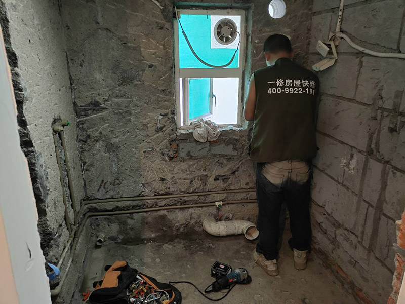 衛(wèi)生間暗管安裝:安裝前要對(duì)水管及其各種配件進(jìn)行檢查，看是否有破損、滲漏等問題，水管及配件的連接必須正確牢固，接好后進(jìn)行測(cè)試沒問題后再進(jìn)行安裝。建議水管走頂最安全。主要是水路改造大部分走暗管，而水的特性是水往低處流。如果管路走地下，一但發(fā)生漏水很難及時(shí)發(fā)現(xiàn)，只有水漫金山或者地板變形以及漏到樓下，才會(huì)發(fā)現(xiàn)漏水，且由于水管暗埋很難查出漏水之處。這時(shí)巨大的損失更是無法挽回，甚至嚴(yán)重的影響了友好的鄰里關(guān)系;如果水管走頂部，可能水改時(shí)費(fèi)用高些，但做為一項(xiàng)長(zhǎng)遠(yuǎn)投資來看，是值得的。水管走頂，即使漏水，也能夠及時(shí)發(fā)現(xiàn)，便于檢修，損失也較小。