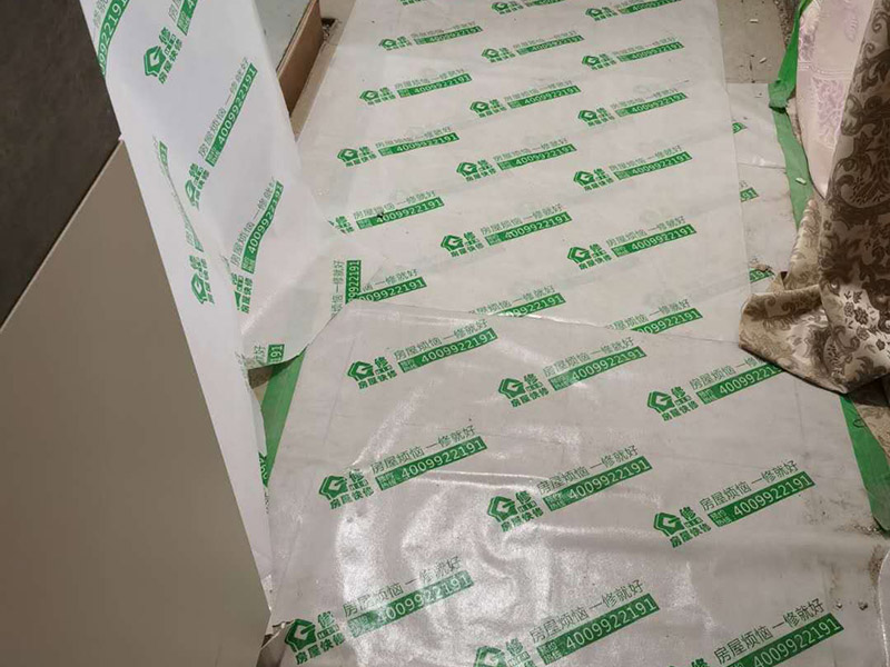 走廊成品保護(hù)：入戶門扇用公司統(tǒng)一的門貼進(jìn)行全面包裹保護(hù)，用透明膠帶將保護(hù)膜粘貼牢固平整。 用標(biāo)準(zhǔn)保護(hù)膜將門框三面保護(hù)完整并固定牢固。 工程完工后拆除保護(hù)膜時(shí)如果有粘貼時(shí)的膠痕，應(yīng)用酒精或?qū)Ｓ玫那逦蹌┣宄z痕。 用標(biāo)準(zhǔn)保護(hù)膜將室內(nèi)所有外窗固定扇進(jìn)行保護(hù)，字樣朝外且保護(hù)膜上標(biāo)識(shí)或字樣保持橫平豎直，保護(hù)膜鋪貼平整固定牢固。 工程完工后拆除保護(hù)膜時(shí)如果有粘貼時(shí)的膠痕，應(yīng)用酒精或?qū)Ｓ玫那逦蹌┣宄z痕。