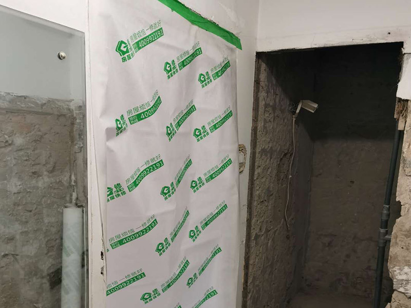 走廊成品保護(hù)：入戶門扇用公司統(tǒng)一的門貼進(jìn)行全面包裹保護(hù)，用透明膠帶將保護(hù)膜粘貼牢固平整。 用標(biāo)準(zhǔn)保護(hù)膜將門框三面保護(hù)完整并固定牢固。 工程完工后拆除保護(hù)膜時(shí)如果有粘貼時(shí)的膠痕，應(yīng)用酒精或?qū)Ｓ玫那逦蹌┣宄z痕。 用標(biāo)準(zhǔn)保護(hù)膜將室內(nèi)所有外窗固定扇進(jìn)行保護(hù)，字樣朝外且保護(hù)膜上標(biāo)識(shí)或字樣保持橫平豎直，保護(hù)膜鋪貼平整固定牢固。 工程完工后拆除保護(hù)膜時(shí)如果有粘貼時(shí)的膠痕，應(yīng)用酒精或?qū)Ｓ玫那逦蹌┣宄z痕。