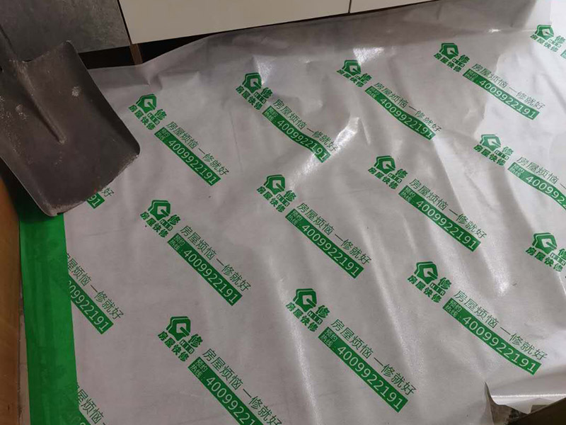 走廊成品保護(hù)：入戶門扇用公司統(tǒng)一的門貼進(jìn)行全面包裹保護(hù)，用透明膠帶將保護(hù)膜粘貼牢固平整。 用標(biāo)準(zhǔn)保護(hù)膜將門框三面保護(hù)完整并固定牢固。 工程完工后拆除保護(hù)膜時(shí)如果有粘貼時(shí)的膠痕，應(yīng)用酒精或?qū)Ｓ玫那逦蹌┣宄z痕。 用標(biāo)準(zhǔn)保護(hù)膜將室內(nèi)所有外窗固定扇進(jìn)行保護(hù)，字樣朝外且保護(hù)膜上標(biāo)識(shí)或字樣保持橫平豎直，保護(hù)膜鋪貼平整固定牢固。 工程完工后拆除保護(hù)膜時(shí)如果有粘貼時(shí)的膠痕，應(yīng)用酒精或?qū)Ｓ玫那逦蹌┣宄z痕。