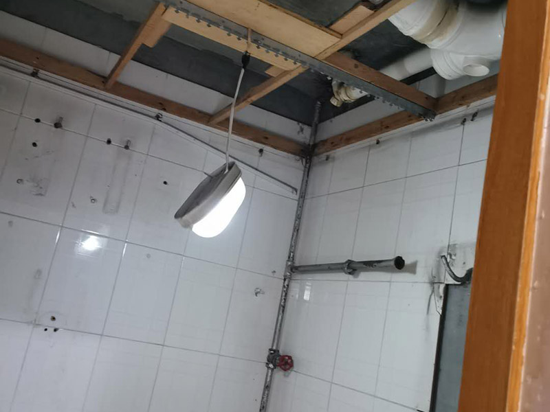 衛(wèi)生間拆除方案：一、首先，將衛(wèi)生間墻磚拆改時(shí)，要把電線和燈具進(jìn)行拆除，避免后期對(duì)電器造成傷害，電路漏電，產(chǎn)生觸電，再用衛(wèi)生間外面最近的插座來安裝輔助用品，切忌使用衛(wèi)生間的插座。 二、然后將衛(wèi)生間裝修中的衛(wèi)浴用品進(jìn)行拆除。在衛(wèi)生間墻磚拆改前要先將洗手盆、馬桶、淋浴頭。浴缸、掛鉤、柜子等等用品進(jìn)行拆除，掃清障礙。 三、先對(duì)天花板進(jìn)行拆除，如果先拆除衛(wèi)生間墻面，會(huì)造成天花板突然掉落，對(duì)工人的身體造成健康隱患。最后開始對(duì)衛(wèi)生間墻壁進(jìn)行拆改，拆改中要從下而上進(jìn)行拆除。