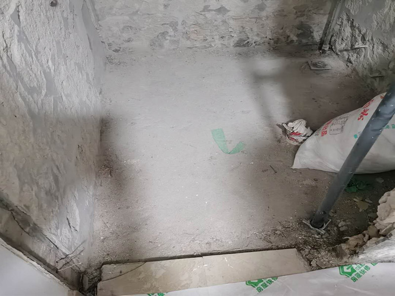 衛(wèi)生間拆除方案：一、首先，將衛(wèi)生間墻磚拆改時(shí)，要把電線和燈具進(jìn)行拆除，避免后期對(duì)電器造成傷害，電路漏電，產(chǎn)生觸電，再用衛(wèi)生間外面最近的插座來安裝輔助用品，切忌使用衛(wèi)生間的插座。 二、然后將衛(wèi)生間裝修中的衛(wèi)浴用品進(jìn)行拆除。在衛(wèi)生間墻磚拆改前要先將洗手盆、馬桶、淋浴頭。浴缸、掛鉤、柜子等等用品進(jìn)行拆除，掃清障礙。 三、先對(duì)天花板進(jìn)行拆除，如果先拆除衛(wèi)生間墻面，會(huì)造成天花板突然掉落，對(duì)工人的身體造成健康隱患。最后開始對(duì)衛(wèi)生間墻壁進(jìn)行拆改，拆改中要從下而上進(jìn)行拆除。