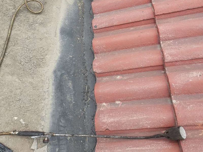 屋頂外墻防水修補：清理基層，新舊面層必須清理干凈，不得有雜物和灰塵，以免影響粘結(jié)強度，涂刷防水涂料時基層應(yīng)干燥。接下來，清理死角，也就是所謂的陰陽角、施工縫、伸縮縫等比較重要的部位進行處理，尤其注意的是泄水孔要加強處理，需要涂刷2－3遍防水底層涂料。防水涂料必須按照產(chǎn)品使用說明進行配比，按A：B＝2：1的比例進行配比，攪拌時間約3-5，并攪拌至甲、乙兩組份的混合液體均勻為止。將攪拌均勻的晨光防水涂料根據(jù)現(xiàn)場要涂刷的面積開始涂刷，基層涂刷要大于粘卷材的面積，不要超過三十。刷第二次涂料之前必須要等一次涂料完全凝固后方可再次涂刷，底層涂料次涂刷完畢后約4&mdash;8左右。