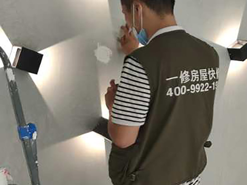 電路打孔安裝：彈線定位  根據(jù)線路圖，經(jīng)過測量確定線管走向，標(biāo)高，開關(guān)，插座等位置，用墨斗彈出位置，便于后期工作。確定位置后沿著墨斗彈線位置進(jìn)行開槽打孔處理。要求必須橫平豎直，槽深度等于線管直徑+10MM。其中需要注意的是不能橫向開槽，不能再承重結(jié)構(gòu)上開槽，否則可能會使墻體的受力結(jié)構(gòu)受到影響。電線管敷設(shè)。