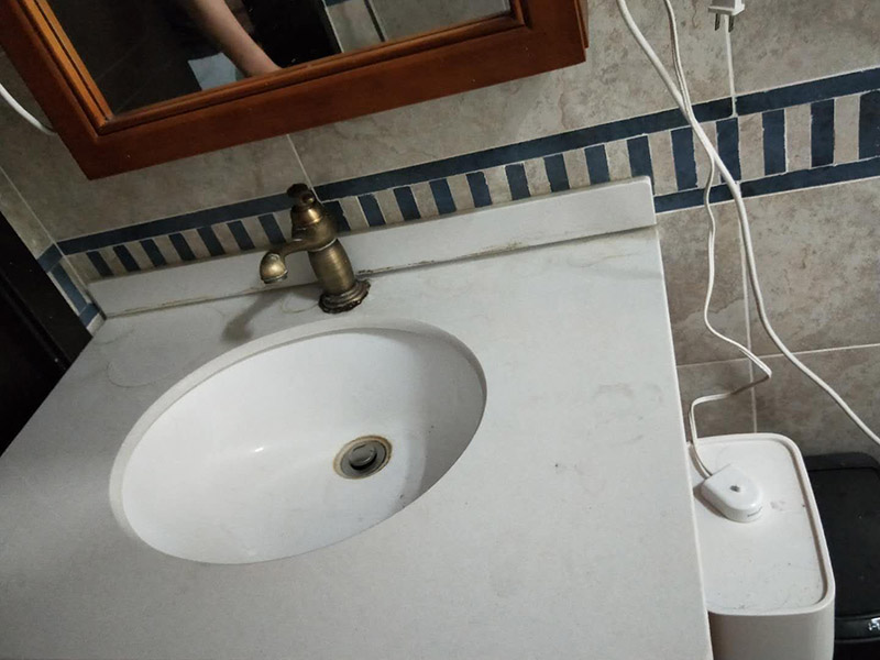 浴室盆安裝維修：需用小鏟子將臺下盆邊緣處的粘合劑清理干凈，再將云石大力膠或大理石膠涂抹在臺下盆的邊緣處，粘合時臺下盆邊緣需對準(zhǔn)盆口，然后放置一到兩天，待膠水完全干透后即可使用，如果不放心自己操作，可以聯(lián)系專業(yè)的維修師傅上門進行整修。