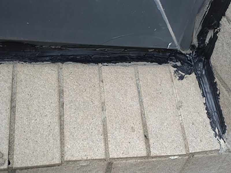 窗外縫隙防水維修:窗臺(tái)漏水的情況有很多，其中就有因?yàn)榇皯舯旧碣|(zhì)量問(wèn)題造成的漏水，還有可能是因?yàn)閴w與窗臺(tái)的縫隙造成的漏水情況，這個(gè)時(shí)候應(yīng)該將封信重新密封起來(lái)，將原有的密封物清除掉，使用耐候型玻璃膠將縫隙密封起來(lái)，然后再使用泥沙漿封死做防水。也可以從安裝窗戶的時(shí)候就開(kāi)始做好防水準(zhǔn)備，將室外的窗臺(tái)做成順?biāo)?，外面的窗臺(tái)低于室內(nèi)窗臺(tái)板20毫米左右就好，而且金屬窗外框和室內(nèi)創(chuàng)天板之間的縫隙還是要使用質(zhì)量?jī)?yōu)質(zhì)的密封膠來(lái)封閉，確保水密性。這樣能夠很好預(yù)防漏水情況。