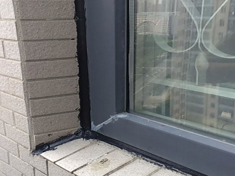 窗外縫隙防水維修:窗臺(tái)漏水的情況有很多，其中就有因?yàn)榇皯舯旧碣|(zhì)量問(wèn)題造成的漏水，還有可能是因?yàn)閴w與窗臺(tái)的縫隙造成的漏水情況，這個(gè)時(shí)候應(yīng)該將封信重新密封起來(lái)，將原有的密封物清除掉，使用耐候型玻璃膠將縫隙密封起來(lái)，然后再使用泥沙漿封死做防水。也可以從安裝窗戶的時(shí)候就開(kāi)始做好防水準(zhǔn)備，將室外的窗臺(tái)做成順?biāo)拢饷娴拇芭_(tái)低于室內(nèi)窗臺(tái)板20毫米左右就好，而且金屬窗外框和室內(nèi)創(chuàng)天板之間的縫隙還是要使用質(zhì)量?jī)?yōu)質(zhì)的密封膠來(lái)封閉，確保水密性。這樣能夠很好預(yù)防漏水情況。