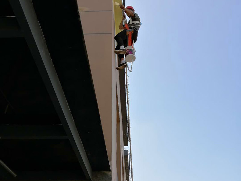 高空外墻防水：1、在室內(nèi)用卷尺丈量漏水點(diǎn)-----對應(yīng)外墻準(zhǔn)確點(diǎn)---在相應(yīng)處做好標(biāo)識。2、施工人員要有高空作業(yè)資格，吊繩要牢固韌性好。3、施工過程中要注意繩子的拉力和磨損程度，關(guān)注高空作業(yè)人員生命安全。4、調(diào)好補(bǔ)縫和補(bǔ)洞的財(cái)為，安排專業(yè)人員做吊繩索施工，從上至下修補(bǔ)裂縫和孔洞。必要時(shí)應(yīng)紗布加強(qiáng)防止開裂。5、涂刷外墻防水材料(2遍)，在漏水面積上加大。6、做好修補(bǔ)涂刷自檢后，并清潔瓷片。7、自上而下全部修復(fù)，自檢合格后，方可移離繩索和安全設(shè)施。