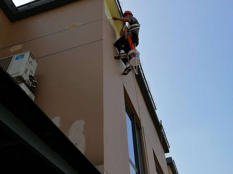 高空外墻防水：1、在室內(nèi)用卷尺丈量漏水點(diǎn)-----對應(yīng)外墻準(zhǔn)確點(diǎn)---在相應(yīng)處做好標(biāo)識。2、施工人員要有高空作業(yè)資格，吊繩要牢固韌性好。3、施工過程中要注意繩子的拉力和磨損程度，關(guān)注高空作業(yè)人員生命安全。4、調(diào)好補(bǔ)縫和補(bǔ)洞的財(cái)為，安排專業(yè)人員做吊繩索施工，從上至下修補(bǔ)裂縫和孔洞。必要時(shí)應(yīng)紗布加強(qiáng)防止開裂。5、涂刷外墻防水材料(2遍)，在漏水面積上加大。6、做好修補(bǔ)涂刷自檢后，并清潔瓷片。7、自上而下全部修復(fù)，自檢合格后，方可移離繩索和安全設(shè)施。