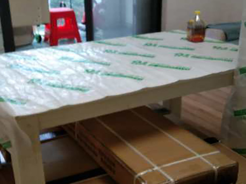 門窗家具保護(hù)方案:地板保護(hù)，地板保護(hù)需要使用pvc+棉保護(hù)膜 （薄的保護(hù)膜會在裝修過程中踩壞），沿墻邊使用家較寬的地板專用膠帶密封。家居保護(hù)只需要使用普通pvc保護(hù)膜即可，注意下方要留足保護(hù)膜遮蓋下方地板。門窗保護(hù):使用無紡布門窗保護(hù)膜，裁剪適當(dāng)大小貼在窗戶上級窗戶框上即可。門使用pvc保護(hù)膜