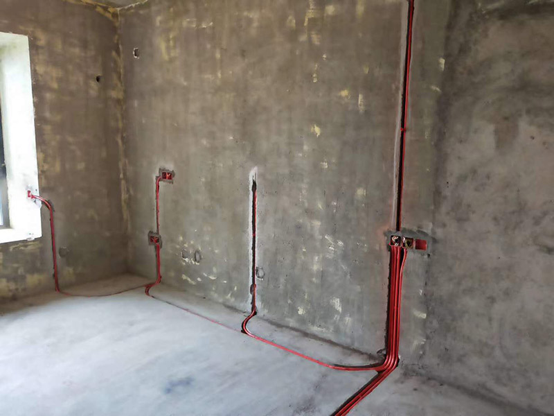 全屋電路布線：首先要根據(jù)電路的用途進(jìn)行電路定位。比如，開關(guān)、插座、燈等根據(jù)要求進(jìn)行定位。定位完成后，根據(jù)定位和電路走向，開布線槽。線路槽很有講究，要橫平豎直。不過，規(guī)范的做法是盡量少開橫槽，會影響墻的承受力。開槽深度應(yīng)一致，一般為PVC管直徑+10mm，要求槽線筆直。 線管有冷彎管和PVC管兩種，最好用315重型PVC管，冷彎管可以彎曲而不斷裂，是布線的最好選擇，因為它的轉(zhuǎn)角是有弧度的，線可以隨時更換，而不用開墻。冷彎管要用彎管工具，弧度應(yīng)該是線管直徑的6倍，先排管，后用鋼絲穿過，便于以后線路升級、維修。