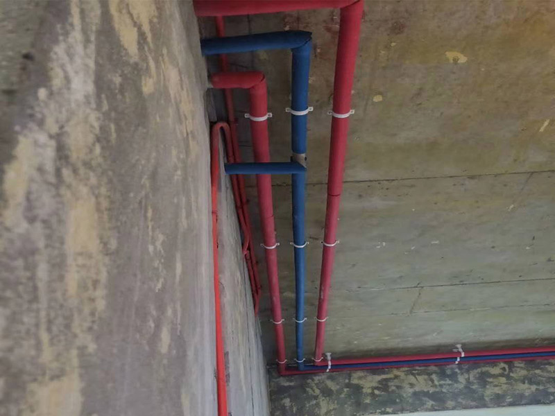 全屋電路布線：首先要根據(jù)電路的用途進(jìn)行電路定位。比如，開關(guān)、插座、燈等根據(jù)要求進(jìn)行定位。定位完成后，根據(jù)定位和電路走向，開布線槽。線路槽很有講究，要橫平豎直。不過，規(guī)范的做法是盡量少開橫槽，會影響墻的承受力。開槽深度應(yīng)一致，一般為PVC管直徑+10mm，要求槽線筆直。 線管有冷彎管和PVC管兩種，最好用315重型PVC管，冷彎管可以彎曲而不斷裂，是布線的最好選擇，因為它的轉(zhuǎn)角是有弧度的，線可以隨時更換，而不用開墻。冷彎管要用彎管工具，弧度應(yīng)該是線管直徑的6倍，先排管，后用鋼絲穿過，便于以后線路升級、維修。