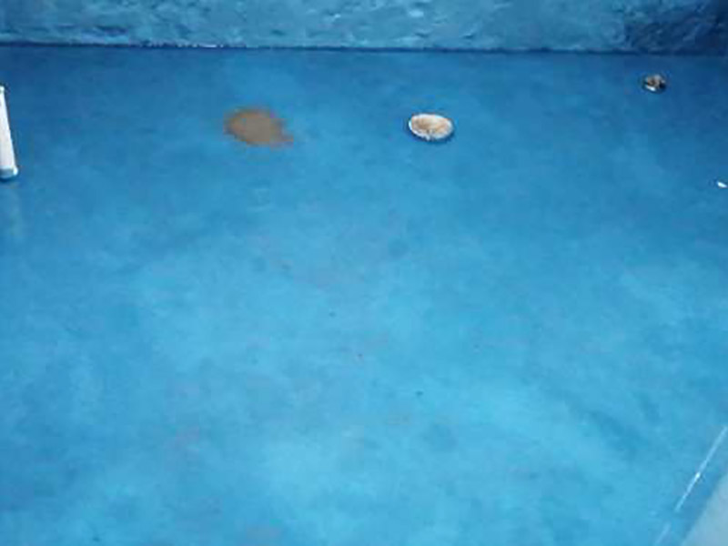 衛(wèi)生間防水貼磚:是在地面用水泥砂漿找平一次，等它干透后再做防水。那些詢問(wèn)做完防水能不能馬上貼瓷磚的業(yè)主，首先要搞清楚，防水不是只做一遍就可以的。一般的防水施工要做2到3遍，而且防水的順序也是有講究的，比如，要先做完墻面防水再貼墻磚，其次才可以做地面防水，再貼地磚。因?yàn)榈孛娼?jīng)常會(huì)踩來(lái)踩去，地面防水如果先做了會(huì)很容易踩壞。在2到3遍的防水層全部做好后，會(huì)有5到7天的固化期，所以自然的，貼瓷磚肯定是要等到這之后才能做