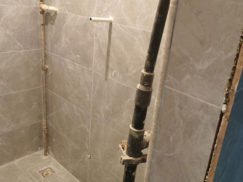 衛(wèi)生間貼磚施工：應全部清理墻面上的各類污物，打掃干凈現(xiàn)場，特別是腳落里。用泥刀先批墻，后用水泥漿找平。這個工序很重要，確保底子平，防止貼后空鼓。墻面要刷防水涂料，防止貼后浸水，一般高度不低于1.8米，刷的時候會稍高一些。根據(jù)設計鋪貼圖樣的要求，確定排磚方案，用墨斗彈線，以減少施工損耗。把剛剛攪拌好的粘結(jié)劑漿料均勻的刮到墻上。瓷磚上墻將經(jīng)過預先清潔的瓷磚平整地鋪貼在粘結(jié)劑漿料基層上，使用橡膠錘將瓷磚拍實鋪平。施工過程中，可小幅度轉(zhuǎn)動瓷磚，使?jié){料與瓷磚背面充分接觸。專家建議在鋪貼時，隨機取下已鋪貼于基層上的瓷磚作檢查。確保漿料與瓷磚背面的充分接觸。 留縫大小調(diào)整根據(jù)瓷磚的尺寸，在磚與磚之間預留相應尺寸的縫隙留待嵌縫。可用牙簽等先固定，粘結(jié)劑具有一定的可調(diào)整性，可對留縫的大小進行調(diào)整。