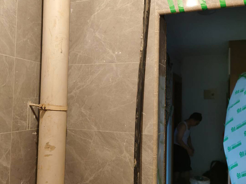 衛(wèi)生間貼磚施工：應全部清理墻面上的各類污物，打掃干凈現(xiàn)場，特別是腳落里。用泥刀先批墻，后用水泥漿找平。這個工序很重要，確保底子平，防止貼后空鼓。墻面要刷防水涂料，防止貼后浸水，一般高度不低于1.8米，刷的時候會稍高一些。根據(jù)設計鋪貼圖樣的要求，確定排磚方案，用墨斗彈線，以減少施工損耗。把剛剛攪拌好的粘結(jié)劑漿料均勻的刮到墻上。瓷磚上墻將經(jīng)過預先清潔的瓷磚平整地鋪貼在粘結(jié)劑漿料基層上，使用橡膠錘將瓷磚拍實鋪平。施工過程中，可小幅度轉(zhuǎn)動瓷磚，使?jié){料與瓷磚背面充分接觸。專家建議在鋪貼時，隨機取下已鋪貼于基層上的瓷磚作檢查。確保漿料與瓷磚背面的充分接觸。 留縫大小調(diào)整根據(jù)瓷磚的尺寸，在磚與磚之間預留相應尺寸的縫隙留待嵌縫。可用牙簽等先固定，粘結(jié)劑具有一定的可調(diào)整性，可對留縫的大小進行調(diào)整。