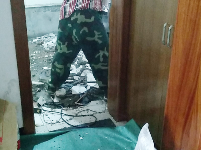 衛(wèi)生間整體拆除方案：首先，拆除瓷磚時(shí)要用電，而電是從客廳臨時(shí)拉的，為了避免在施工過程中發(fā)生觸電的現(xiàn)象，將電拉進(jìn)衛(wèi)生間內(nèi)。其次，舊房改造拆除瓷磚時(shí)可以用沖擊電鉆，這種工具方便快捷，可自由更換。但在使用前應(yīng)檢查其是否靈活，可以通過空轉(zhuǎn)一分鐘的方法進(jìn)行檢驗(yàn)。用完之后及時(shí)進(jìn)行清理。，梯子也是少不了的工具之一，它可以幫助工人拆掉處于高處的瓷磚，還可以架起臨時(shí)插座。拆磚應(yīng)從下至上進(jìn)行，在施工過程中對(duì)地面及時(shí)進(jìn)行處理，以免因垃圾過多從而影響后面的工作。同時(shí)要處理好房?jī)?nèi)的防水層。拆除插座與水龍頭附近的瓷磚時(shí)應(yīng)小心，以免損壞水電設(shè)備。