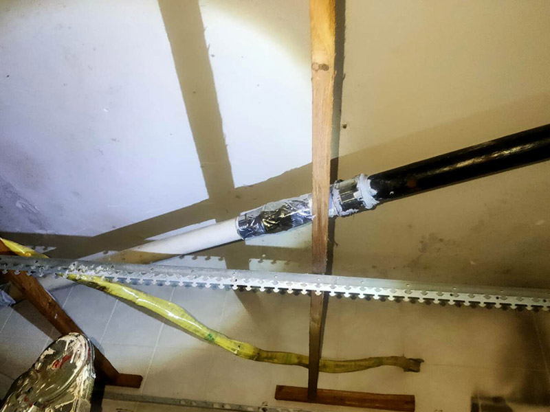 浴室水管維修更換：水管安裝后一定要進(jìn)行增壓測試：增壓測試一般是在1.5倍水壓的情況下進(jìn)行,在測試中應(yīng)沒有漏水現(xiàn)象。 水管走頂最安全。主要是水路改造大部分走暗管，而水的特性是水往低處流。如果管路走地下，一但發(fā)生漏水很難及時發(fā)現(xiàn)，只有水漫金山或者地板變形以及漏到樓下，才會發(fā)現(xiàn)漏水，且由于水管暗埋很難查出漏水之處。這時巨大的損失更是無法挽回，甚至嚴(yán)重的影響了友好的鄰里關(guān)系;如果水管走頂部，可能水改時費(fèi)用高些，但做為一項(xiàng)長遠(yuǎn)投資來看，是值得的。水管走頂，即使漏水，也能夠及時發(fā)現(xiàn)，便于檢修，損失也較小。