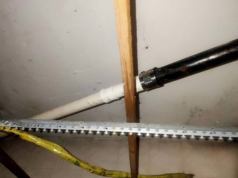 浴室水管維修更換：水管安裝后一定要進(jìn)行增壓測試：增壓測試一般是在1.5倍水壓的情況下進(jìn)行,在測試中應(yīng)沒有漏水現(xiàn)象。 水管走頂最安全。主要是水路改造大部分走暗管，而水的特性是水往低處流。如果管路走地下，一但發(fā)生漏水很難及時發(fā)現(xiàn)，只有水漫金山或者地板變形以及漏到樓下，才會發(fā)現(xiàn)漏水，且由于水管暗埋很難查出漏水之處。這時巨大的損失更是無法挽回，甚至嚴(yán)重的影響了友好的鄰里關(guān)系;如果水管走頂部，可能水改時費(fèi)用高些，但做為一項(xiàng)長遠(yuǎn)投資來看，是值得的。水管走頂，即使漏水，也能夠及時發(fā)現(xiàn)，便于檢修，損失也較小。