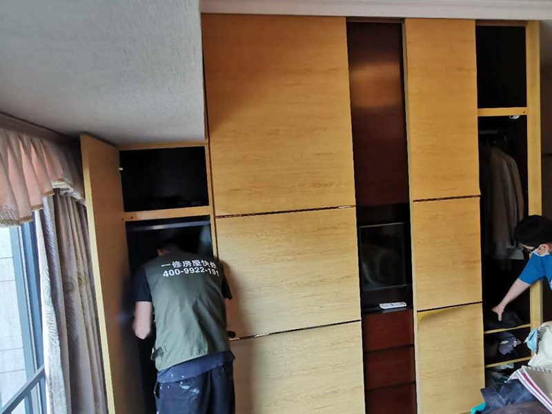 客廳背景墻拆除：拆除背景墻,具體需要看你是何種材料制作的背景墻。如果是大理石的,可以先輕輕砸一塊然后撬開其它,注意在施工過程中要慢點(diǎn),以免破壞墻體。實(shí)在不行可以去找專業(yè)的施工人員,他們又工具很好拆的,而且不會對墻有損壞。