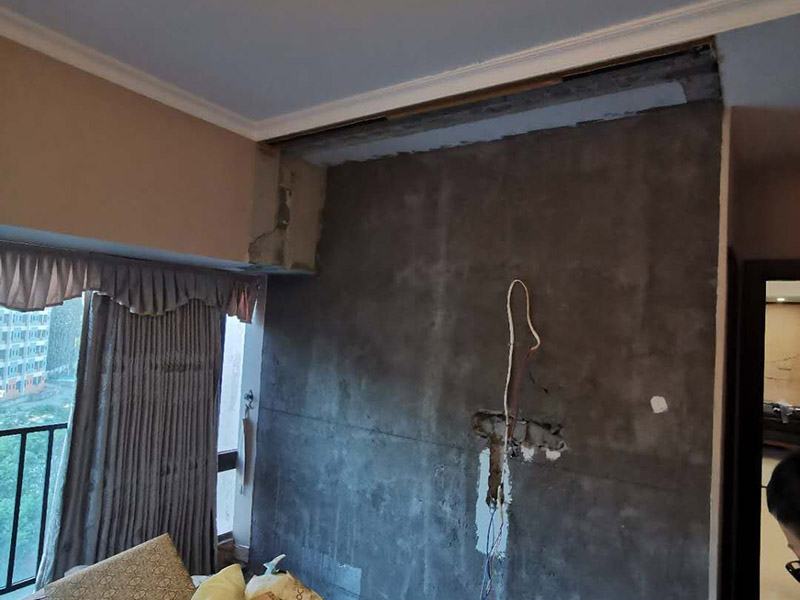 客廳背景墻拆除：拆除背景墻,具體需要看你是何種材料制作的背景墻。如果是大理石的,可以先輕輕砸一塊然后撬開其它,注意在施工過程中要慢點(diǎn),以免破壞墻體。實(shí)在不行可以去找專業(yè)的施工人員,他們又工具很好拆的,而且不會對墻有損壞。