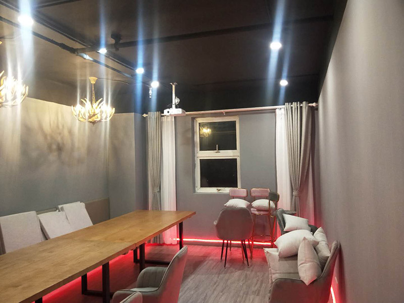 各類(lèi)燈具安裝：先買(mǎi)好需要安裝的燈具，如果安裝的燈具比較高，需要準(zhǔn)備好一個(gè)人字梯。安裝前要把電源總閘關(guān)閉，然后再把燈具放在要安裝的位置，旋緊螺絲將燈具固定在天花板上，最后打開(kāi)總閘看是否有亮。安裝燈具時(shí)大多要鉆孔，所以使用沖擊鉆時(shí)要注意安全。