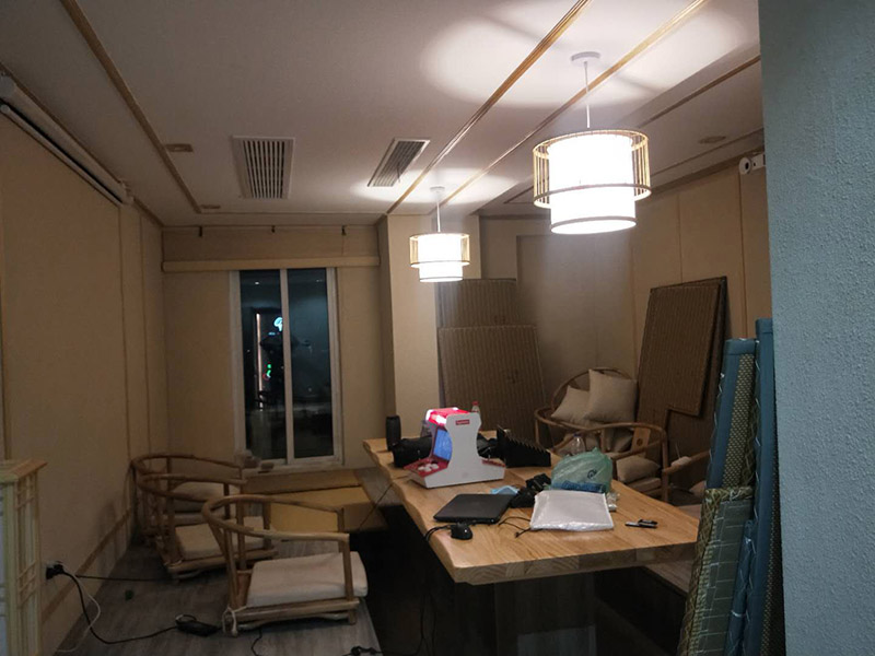 各類(lèi)燈具安裝：先買(mǎi)好需要安裝的燈具，如果安裝的燈具比較高，需要準(zhǔn)備好一個(gè)人字梯。安裝前要把電源總閘關(guān)閉，然后再把燈具放在要安裝的位置，旋緊螺絲將燈具固定在天花板上，最后打開(kāi)總閘看是否有亮。安裝燈具時(shí)大多要鉆孔，所以使用沖擊鉆時(shí)要注意安全。