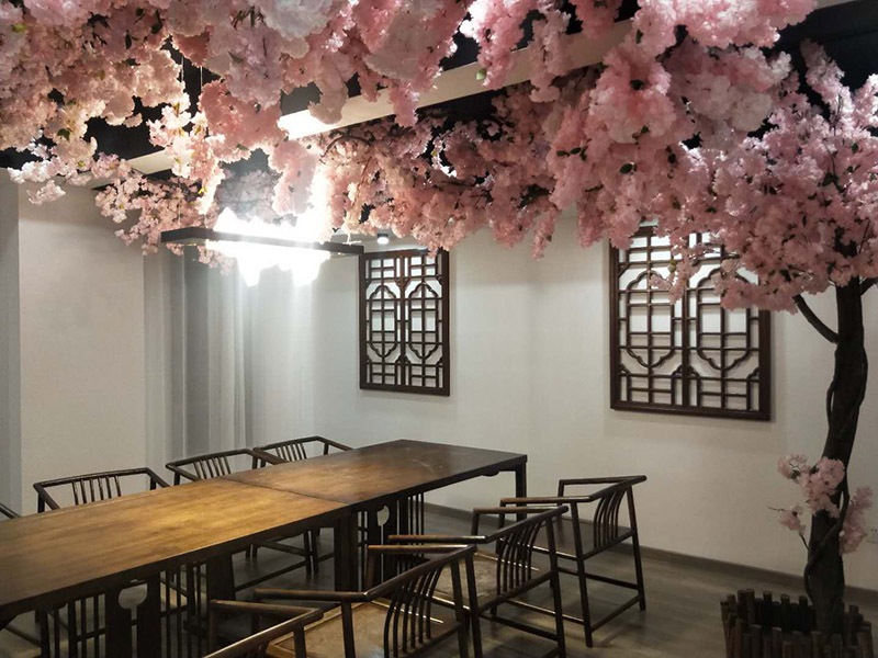 各類(lèi)燈具安裝：先買(mǎi)好需要安裝的燈具，如果安裝的燈具比較高，需要準(zhǔn)備好一個(gè)人字梯。安裝前要把電源總閘關(guān)閉，然后再把燈具放在要安裝的位置，旋緊螺絲將燈具固定在天花板上，最后打開(kāi)總閘看是否有亮。安裝燈具時(shí)大多要鉆孔，所以使用沖擊鉆時(shí)要注意安全。