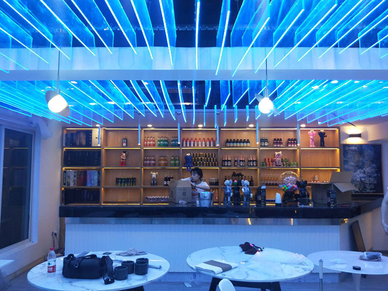 各類(lèi)燈具安裝：先買(mǎi)好需要安裝的燈具，如果安裝的燈具比較高，需要準(zhǔn)備好一個(gè)人字梯。安裝前要把電源總閘關(guān)閉，然后再把燈具放在要安裝的位置，旋緊螺絲將燈具固定在天花板上，最后打開(kāi)總閘看是否有亮。安裝燈具時(shí)大多要鉆孔，所以使用沖擊鉆時(shí)要注意安全。