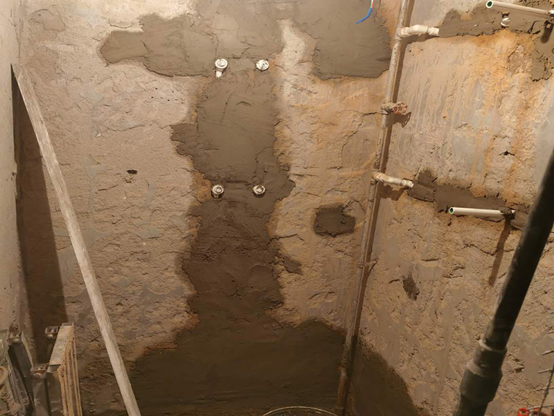 衛(wèi)生間水管鋪設找平：如果是在衛(wèi)生間，建議走吊頂內，看不見，維修也方便，廚房這種地方，也可以沿著板底敷設。但要穿客廳，臥室（洗衣機設于陽臺，或要接至主臥衛(wèi)生間的管道）優(yōu)先考慮埋地，常規(guī)的做法是一半設于結構的鋼筋保護層內，一半設于找平層內，但照你這樣，可能只有在地面上開槽自己另外敷設了。 先用卷尺量出所需管材長度；用專用管子剪或du割管器切割管材zhi，切割時必須使端面垂直于管軸線； 熱熔時，無旋轉地把管端導入加熱模頭套內，插入到適當深度，同時，無旋轉地把管件推到加熱模頭上，達到相應深度；達到加熱時間后，立即把管材管件從加熱模具上同時取下，迅速無旋轉地直線均勻插入到已熱熔的深度，使接頭處形成均勻凸緣，并要控制插進去后的反彈