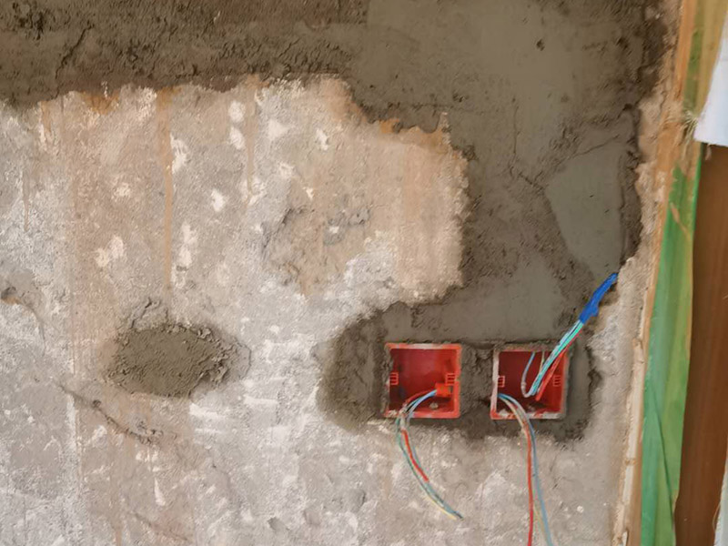 衛(wèi)生間水管鋪設找平：如果是在衛(wèi)生間，建議走吊頂內，看不見，維修也方便，廚房這種地方，也可以沿著板底敷設。但要穿客廳，臥室（洗衣機設于陽臺，或要接至主臥衛(wèi)生間的管道）優(yōu)先考慮埋地，常規(guī)的做法是一半設于結構的鋼筋保護層內，一半設于找平層內，但照你這樣，可能只有在地面上開槽自己另外敷設了。 先用卷尺量出所需管材長度；用專用管子剪或du割管器切割管材zhi，切割時必須使端面垂直于管軸線； 熱熔時，無旋轉地把管端導入加熱模頭套內，插入到適當深度，同時，無旋轉地把管件推到加熱模頭上，達到相應深度；達到加熱時間后，立即把管材管件從加熱模具上同時取下，迅速無旋轉地直線均勻插入到已熱熔的深度，使接頭處形成均勻凸緣，并要控制插進去后的反彈