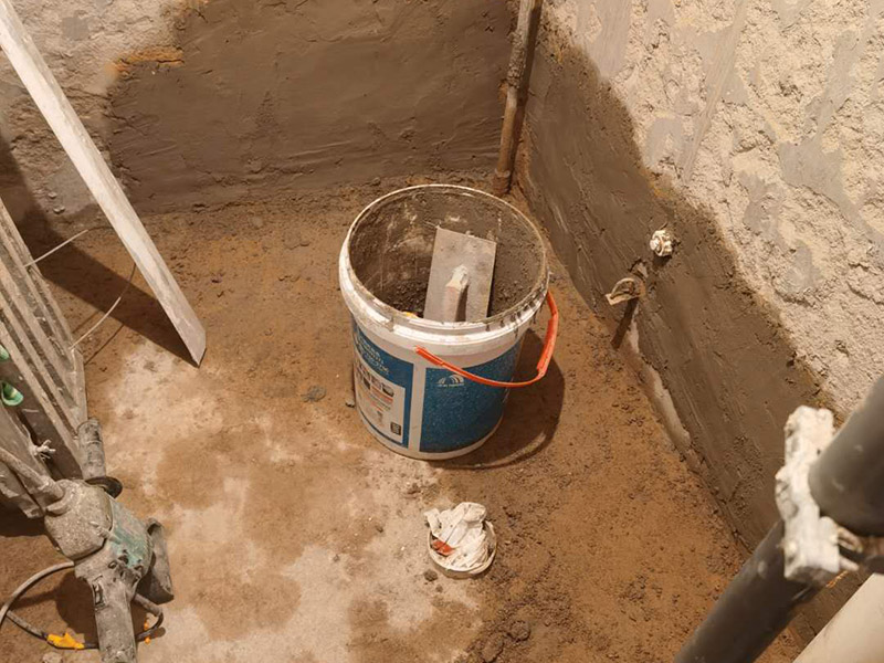 衛(wèi)生間水管鋪設找平：如果是在衛(wèi)生間，建議走吊頂內，看不見，維修也方便，廚房這種地方，也可以沿著板底敷設。但要穿客廳，臥室（洗衣機設于陽臺，或要接至主臥衛(wèi)生間的管道）優(yōu)先考慮埋地，常規(guī)的做法是一半設于結構的鋼筋保護層內，一半設于找平層內，但照你這樣，可能只有在地面上開槽自己另外敷設了。 先用卷尺量出所需管材長度；用專用管子剪或du割管器切割管材zhi，切割時必須使端面垂直于管軸線； 熱熔時，無旋轉地把管端導入加熱模頭套內，插入到適當深度，同時，無旋轉地把管件推到加熱模頭上，達到相應深度；達到加熱時間后，立即把管材管件從加熱模具上同時取下，迅速無旋轉地直線均勻插入到已熱熔的深度，使接頭處形成均勻凸緣，并要控制插進去后的反彈