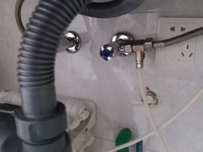 水龍頭角閥更換：關(guān)水管總閘，讓斷掉處的水管內(nèi)的水流干。小區(qū)總閘一般是在樓梯間，電梯間，開關(guān)就在水表旁邊。讓開關(guān)垂直水管即為關(guān)閉。將斷頭管鋸開了一個(gè)小口，接下來，就用平口一字螺絲刀，和小榔頭，將斷頭鑿出。用平口螺絲刀刀口對(duì)準(zhǔn)斷頭剛被鋸條鋸出的口子的旁邊的管壁，然后用榔頭敲擊螺絲刀的木柄頂部，這樣便可輕易剔除斷頭，只要打開一個(gè)小口，后面的用螺絲刀輕輕一撮就全部掉了。 最后安裝角閥或者水龍頭了，需要提前買好匹配的水龍頭或者角閥。在安裝之前，需要先將水膠帶纏繞在角閥或水龍頭絲口上，可以稍微弄點(diǎn)水濕潤一下，更好纏繞，纏繞的時(shí)候要采用逆時(shí)針方向纏繞。