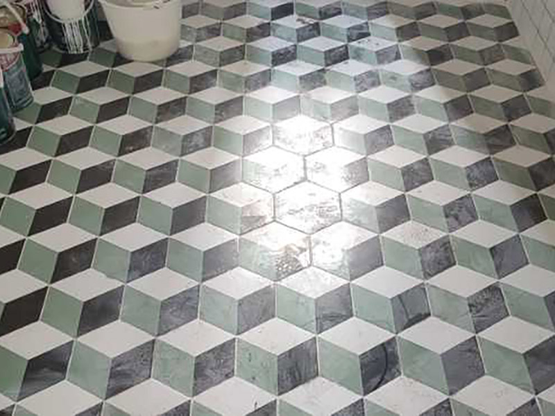 小方磚花磚鋪貼：首先應除去基層表面的污垢，油漬，浮灰;除去基層上所有涂料層，膩子層;如果基層未能達到平整度要求，需對基層進行預先的找平處理。鋪貼瓷磚前需事先找好垂直線，以此為基準鋪貼的瓷磚高低均勻、垂直美觀;此外，施工前在墻體四周需彈出標高控制線，在地面彈出十字線，以控制地磚分隔尺寸。加水后將粘結劑漿料攪拌至潤滑均勻，無明顯塊狀或糊狀結塊，攪拌后的漿料靜置5-10分鐘后再稍加攪拌1-2分鐘即可使用。將調制好的漿料均勻地抹在瓷磚背面，要求漿料飽滿。將瓷磚平整地鋪貼在基層上，使用橡膠錘將瓷磚拍實鋪平。施工過程中，可小幅度轉動瓷磚，使?jié){料與瓷磚背面充分接觸。