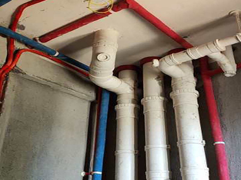 全屋水電開(kāi)槽布線：水管管路開(kāi)槽施工方法為先彈線，再開(kāi)槽。管路開(kāi)槽按要求必須是平行線與垂直線(如有水電施工圖的對(duì)照施工圖更好)。須平行走線的管路一律控制在60-90厘米高(從地面算起)，有水龍頭的管路必須垂直。深度控制在4厘米。線槽開(kāi)好后施工負(fù)責(zé)人記好開(kāi)槽管路尺寸、位置。方便以后潔具安裝時(shí)知道管路的位置。水路管道安裝之后，用水泥沙子混合封好衛(wèi)生間所有線槽。等線槽和地面填渣干后，再次清洗地面與墻面，墻地面水份干了即可做防水，墻面防水最好作一米高。