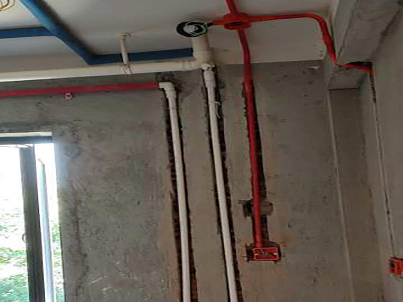 全屋水電開(kāi)槽布線：水管管路開(kāi)槽施工方法為先彈線，再開(kāi)槽。管路開(kāi)槽按要求必須是平行線與垂直線(如有水電施工圖的對(duì)照施工圖更好)。須平行走線的管路一律控制在60-90厘米高(從地面算起)，有水龍頭的管路必須垂直。深度控制在4厘米。線槽開(kāi)好后施工負(fù)責(zé)人記好開(kāi)槽管路尺寸、位置。方便以后潔具安裝時(shí)知道管路的位置。水路管道安裝之后，用水泥沙子混合封好衛(wèi)生間所有線槽。等線槽和地面填渣干后，再次清洗地面與墻面，墻地面水份干了即可做防水，墻面防水最好作一米高。